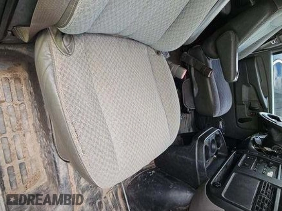 2005 Chevrolet Express Passenger with VIN 1GAHG39U151149680, listed as a IAAI auction lot 42633644 with 165,707 mi miles and . Bid and sale history available at DreamBid. Image 18.