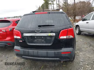 2013 Kia Sorento LX z VIN 5XYKT3A69DG354992, wystawiony jako IAAI lot #41538447 z przebiegiem 178 027 mil mil oraz . Historia ofert i sprzedaży dostępna na DreamBid. Obrazek 16.