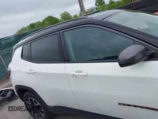 2020 Jeep Compass Trailhawk z VIN 3C4NJDDB8LT195584, wystawiony jako IAAI lot #42295678 z przebiegiem 99 762 mil mil oraz . Historia ofert i sprzedaży dostępna na DreamBid. Obrazek 14.