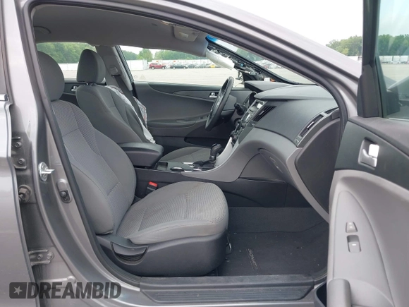 2013 Hyundai Sonata GLS z VIN 5NPEB4ACXDH569785, wystawiony jako IAAI lot #39392769 z przebiegiem 69 934 mil mil oraz . Historia ofert i sprzedaży dostępna na DreamBid. Obrazek 5.