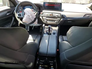 2021 BMW M5 z VIN WBS83CH04MCG09673, wystawiony jako Copart lot #55321695 z przebiegiem 39 443 mil mil oraz Szkody całkowita. Historia ofert i sprzedaży dostępna na DreamBid. Obrazek 8.