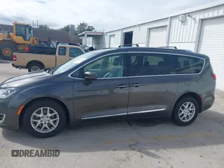 2020 Chrysler Pacifica Touring L z VIN 2C4RC1BG7LR284994, wystawiony jako IAAI lot #41661416 z przebiegiem 101 257 mil mil oraz . Historia ofert i sprzedaży dostępna na DreamBid. Obrazek 14.