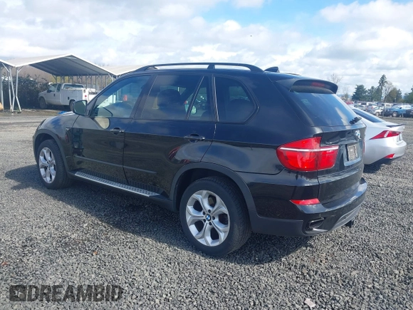 2013 BMW X5 xDrive50i z VIN 5UXZV8C51DL426944, wystawiony jako IAAI lot #41911303 z przebiegiem 106 266 mil mil oraz . Historia ofert i sprzedaży dostępna na DreamBid. Obrazek 3.