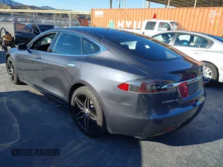 2017 Tesla Model S 100D z VIN 5YJSA1E20HF189557, wystawiony jako IAAI lot #41546084 z przebiegiem 253 218 mil mil oraz . Historia ofert i sprzedaży dostępna na DreamBid. Obrazek 3.