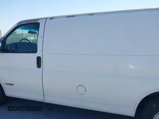 1999 Chevrolet City Express Cargo z VIN 1GCFG15M8X1044680, wystawiony jako IAAI lot #42466789 z przebiegiem Nie podano mil oraz . Historia ofert i sprzedaży dostępna na DreamBid. Obrazek 14.