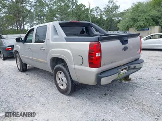 2007 Chevrolet Avalanche LTZ with VIN 3GNFK123X7G217750, listed as a IAAI auction lot 42088850 with 188,429 mi miles. Bid and sale history available at carsss.com. Image 3.