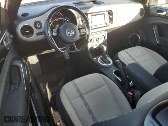 2018 Volkswagen Beetle S z VIN 3VW5DAAT4JM504510, wystawiony jako Copart lot #42905395 z przebiegiem 71 039 mil mil oraz Szkoda całkowita • Salvage title. Historia ofert i sprzedaży dostępna na DreamBid. Obrazek 8.