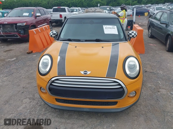 2015 MINI Hardtop with VIN WMWXM5C58FT942888, listed as a IAAI auction lot 42226391 with 61,935 mi miles and . Bid and sale history available at DreamBid. Image 6.