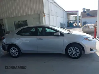 2018 Toyota Corolla L z VIN 5YFBURHE2JP827894, wystawiony jako IAAI lot #42295741 z przebiegiem 44 171 mil mil oraz . Historia ofert i sprzedaży dostępna na DreamBid. Obrazek 13.