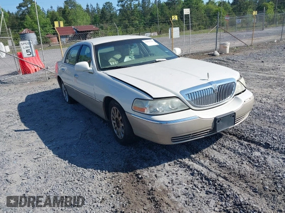 2006 Lincoln Town Car Signature z VIN 1LNHM81V36Y647420, wystawiony jako IAAI lot #42052750 z przebiegiem 251 115 mil mil oraz . Historia ofert i sprzedaży dostępna na DreamBid. Obrazek 1.