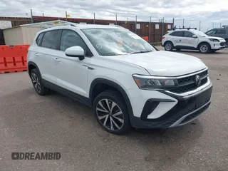 2024 Volkswagen Taos SE z VIN 3VVSX7B28RM003039, wystawiony jako IAAI lot #42293870 z przebiegiem 46 374 mil mil oraz . Historia ofert i sprzedaży dostępna na DreamBid. Obrazek 1.