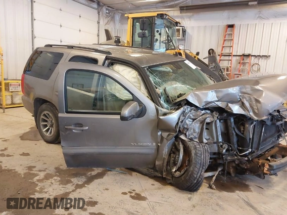 2008 GMC Yukon SLT w/4SB with VIN 1GKFK13008R146058, listed as a IAAI auction lot 41320478 with 1 mi miles. Bid and sale history available at carsss.com. Image 1.