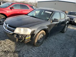 2014 Dodge Avenger SE z VIN 1C3CDZAB0EN140439, wystawiony jako Copart lot #49294945 z przebiegiem 161 822 mil mil oraz Szkody całkowita. Historia ofert i sprzedaży dostępna na DreamBid. Obrazek 1.