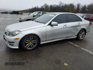 2013 Mercedes-Benz C 300 Sport z VIN WDDGF8AB4DA796219, wystawiony jako Copart lot #49306065 z przebiegiem 87 831 mil mil oraz Nie do naprawy • Non repairable. Historia ofert i sprzedaży dostępna na DreamBid. Obrazek 1.