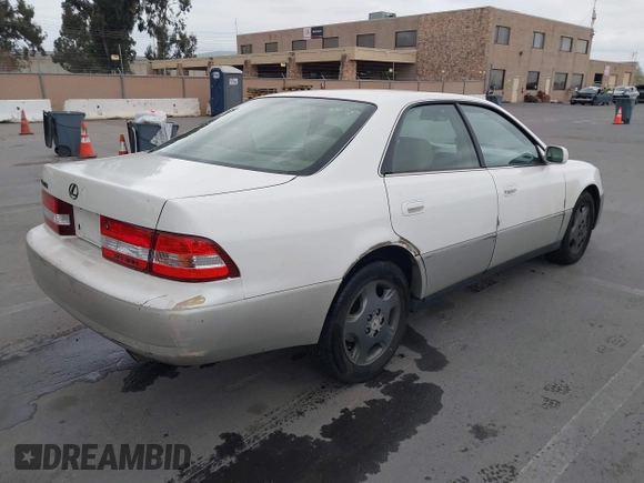 2001 Lexus ES with VIN JT8BF28G210313622, listed as a IAAI auction lot 42068414 with 197,090 mi miles. Bid and sale history available at carsss.com. Image 4.