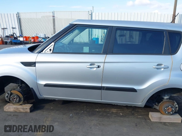 2013 Kia Soul + z VIN KNDJT2A66D7754382, wystawiony jako IAAI lot #41431092 z przebiegiem Nie podano mil oraz . Historia ofert i sprzedaży dostępna na DreamBid. Obrazek 14.
