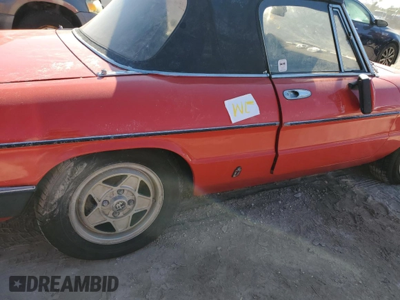 1984 Alfa Romeo Spider Veloce z VIN ZARBA5414E1020264, wystawiony jako Copart lot #75438954 z przebiegiem Nie podano mil oraz Nie do naprawy • Non repairable. Historia ofert i sprzedaży dostępna na DreamBid. Obrazek 12.