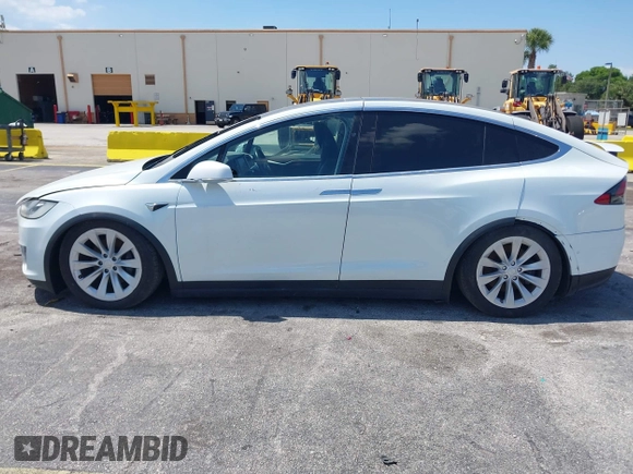 2017 Tesla Model X 90D z VIN 5YJXCBE20HF070252, wystawiony jako IAAI lot #42281644 z przebiegiem 39 362 mil mil oraz . Historia ofert i sprzedaży dostępna na DreamBid. Obrazek 14.