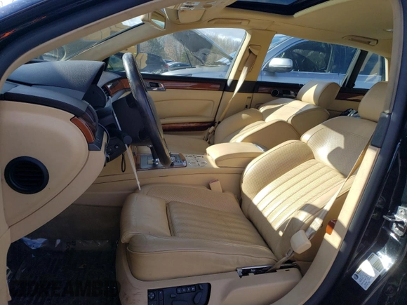 2004 Volkswagen Phaeton V8 z VIN WVWAF63D048011494, wystawiony jako Copart lot #43921145 z przebiegiem 129 758 mil mil oraz Czysty tytuł • Clean title. Historia ofert i sprzedaży dostępna na DreamBid. Obrazek 7.