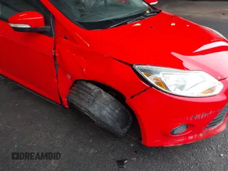 2013 Ford Focus SE z VIN 1FADP3F27DL111047, wystawiony jako IAAI lot #41946067 z przebiegiem 151 849 mil mil oraz . Historia ofert i sprzedaży dostępna na DreamBid. Obrazek 6.