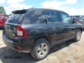 2016 Jeep Compass Latitude z VIN 1C4NJCEA8GD793945, wystawiony jako IAAI lot #42466640 z przebiegiem 110 341 mil mil oraz . Historia ofert i sprzedaży dostępna na DreamBid. Obrazek 4.