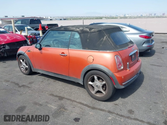 2005 MINI Convertible z VIN WMWRF33495TG10801, wystawiony jako IAAI lot #42773845 z przebiegiem 164 502 mil mil oraz . Historia ofert i sprzedaży dostępna na DreamBid. Obrazek 3.