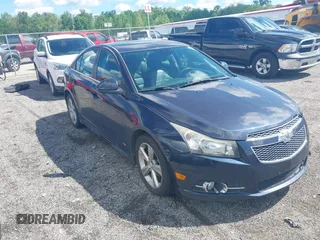 2014 Chevrolet Cruze 2LT z VIN 1G1PE5SB2E7332363, wystawiony jako IAAI lot #42219252 z przebiegiem 189 878 mil mil oraz . Historia ofert i sprzedaży dostępna na DreamBid. Obrazek 1.