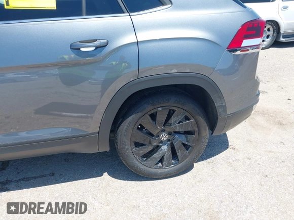 2024 Volkswagen Atlas SE z VIN 1V2JE2CA2RC217260, wystawiony jako IAAI lot #42178259 z przebiegiem 30 640 mil mil oraz . Historia ofert i sprzedaży dostępna na DreamBid. Obrazek 6.