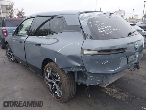 2025 BMW iX xDrive50 z VIN WB523CF07SCT32782, wystawiony jako IAAI lot #42097770 z przebiegiem 3 447 mil mil oraz . Historia ofert i sprzedaży dostępna na DreamBid. Obrazek 3.