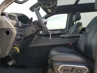 2024 Jeep Wagoneer с VIN 1C4SJUAPXRS115733, выставлен на аукционе Copart как лот 53359125 с пробегом 14 131 миль миль и Списание • Salvage title. История ставок и продаж доступна на DreamBid. Изображение 7.