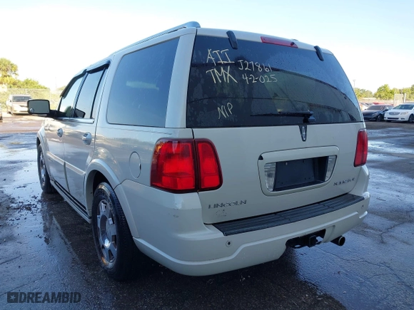 2006 Lincoln Navigator Luxury with VIN 5LMFU27506LJ27861, listed as a IAAI auction lot 41957628 with 197,718 mi miles. Bid and sale history available at carsss.com. Image 3.