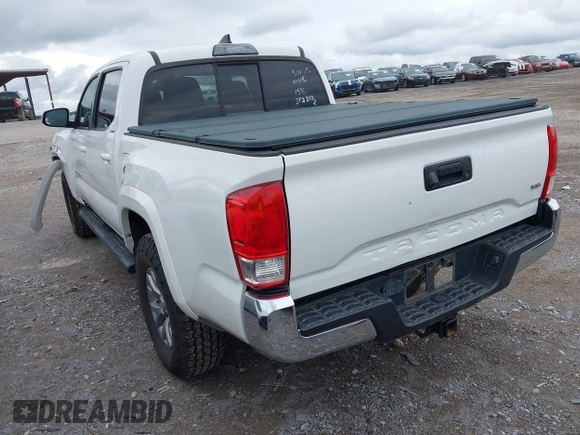 2017 Toyota Tacoma SR5 z VIN 3TMAZ5CN8HM051558, wystawiony jako IAAI lot #42320319 z przebiegiem 101 767 mil mil oraz . Historia ofert i sprzedaży dostępna na DreamBid. Obrazek 3.
