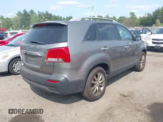 2011 Kia Sorento EX z VIN 5XYKUDA24BG064639, wystawiony jako IAAI lot #42369960 z przebiegiem 133 687 mil mil oraz . Historia ofert i sprzedaży dostępna na DreamBid. Obrazek 4.