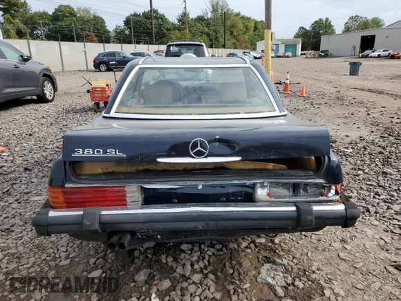 1982 Mercedes-Benz 380 SL z VIN WDBBA45AXCB013425, wystawiony jako Copart lot #74098484 z przebiegiem 145 140 mil mil oraz Szkoda całkowita • Salvage title. Historia ofert i sprzedaży dostępna na DreamBid. Obrazek 6.