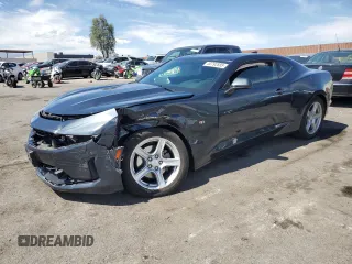 2022 Chevrolet Camaro 1LT z VIN 1G1FB1RX0N0121962, wystawiony jako Copart lot #50792885 z przebiegiem 59 681 mil mil oraz Szkoda całkowita • Salvage title. Historia ofert i sprzedaży dostępna na DreamBid. Obrazek 1.