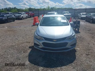 2017 Chevrolet Cruze LS z VIN 1G1BC5SM3H7210519, wystawiony jako IAAI lot #42163047 z przebiegiem 100 103 mil mil oraz . Historia ofert i sprzedaży dostępna na DreamBid. Obrazek 12.
