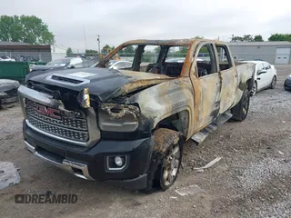 2018 GMC Sierra 2500HD Denali z VIN 1GT12UEY7JF156121, wystawiony jako IAAI lot #42248800 z przebiegiem Nie podano mil oraz . Historia ofert i sprzedaży dostępna na DreamBid. Obrazek 2.