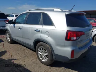 2014 Kia Sorento LX z VIN 5XYKT3A69EG437937, wystawiony jako IAAI lot #41834416 z przebiegiem 208 671 mil mil oraz . Historia ofert i sprzedaży dostępna na DreamBid. Obrazek 3.
