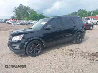 2017 Ford Explorer XLT z VIN 1FM5K7D82HGD35543, wystawiony jako IAAI lot #42100695 z przebiegiem 185 103 mil mil oraz . Historia ofert i sprzedaży dostępna na DreamBid. Obrazek 2.