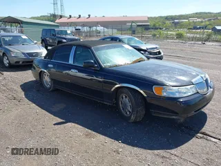 1999 Lincoln Town Car Signature z VIN 1LNHM82W5XY692755, wystawiony jako IAAI lot #42166583 z przebiegiem 180 629 mil mil oraz . Historia ofert i sprzedaży dostępna na DreamBid. Obrazek 1.