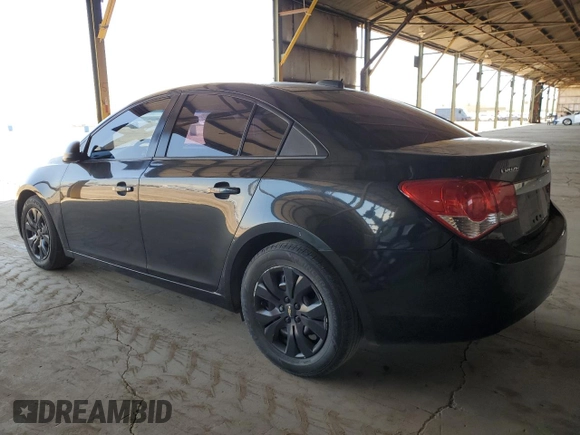 2015 Chevrolet Cruze LS z VIN 1G1PA5SG2F7119146, wystawiony jako Copart lot #55622605 z przebiegiem 133 688 mil mil oraz Szkoda całkowita • Salvage title. Historia ofert i sprzedaży dostępna na DreamBid. Obrazek 2.