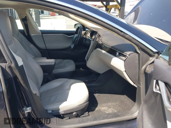 2013 Tesla Model S with VIN 5YJSA1CNXDFP06077, listed as a IAAI auction lot 41958105 with 84,773 mi miles. Bid and sale history available at carsss.com. Image 5.