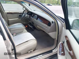 2001 Lincoln Town Car Cartier z VIN 1LNHM83W81Y688740, wystawiony jako IAAI lot #42526475 z przebiegiem 256 179 mil mil oraz . Historia ofert i sprzedaży dostępna na DreamBid. Obrazek 5.