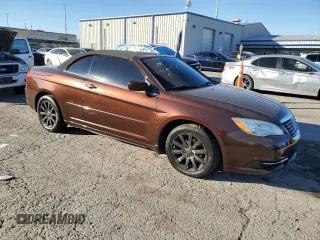 2013 Chrysler 200 Touring z VIN 1C3BCBEG2DN703954, wystawiony jako Copart lot #83641284 z przebiegiem 110 184 mil mil oraz Szkoda całkowita • Salvage title. Historia ofert i sprzedaży dostępna na DreamBid. Obrazek 4.