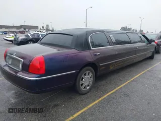 2007 Lincoln Town Car Executive z VIN 1L1FM88W97Y635345, wystawiony jako IAAI lot #41682319 z przebiegiem 201 142 mil mil oraz . Historia ofert i sprzedaży dostępna na DreamBid. Obrazek 4.
