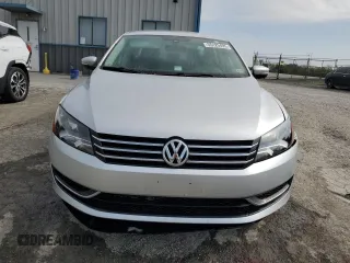 2014 Volkswagen Passat S z VIN 1VWAT7A34EC062212, wystawiony jako Copart lot #55129495 z przebiegiem 130 201 mil mil oraz Czysty tytuł • Clean title. Historia ofert i sprzedaży dostępna na DreamBid. Obrazek 5.