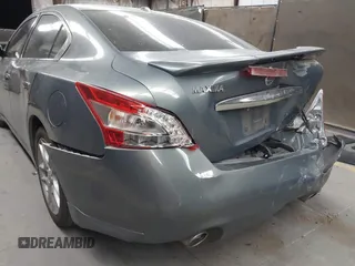 2011 Nissan Maxima SV z VIN 1N4AA5AP0BC838496, wystawiony jako IAAI lot #42326631 z przebiegiem 138 400 mil mil oraz . Historia ofert i sprzedaży dostępna na DreamBid. Obrazek 6.