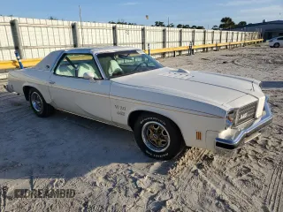 1975 Oldsmobile Cutlass z VIN 3J57T5M323248, wystawiony jako Copart lot #80526124 z przebiegiem 13 934 mil mil oraz Szkody całkowita. Historia ofert i sprzedaży dostępna na DreamBid. Obrazek 4.