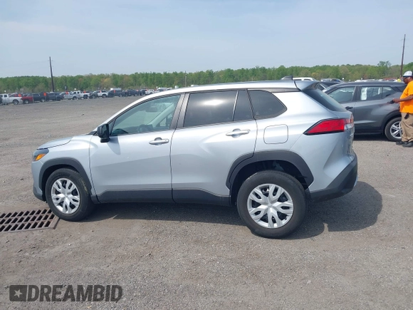 2022 Toyota Corolla Cross L z VIN 7MUAAAAG7NV009940, wystawiony jako IAAI lot #42117351 z przebiegiem 23 290 mil mil oraz . Historia ofert i sprzedaży dostępna na DreamBid. Obrazek 14.