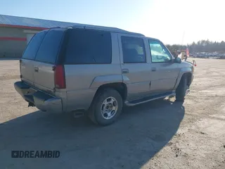 2000 GMC Denali with VIN 1GKEK13R7YR159609, listed as a IAAI auction lot 41828674 with 231,627 mi miles. Bid and sale history available at carsss.com. Image 4.